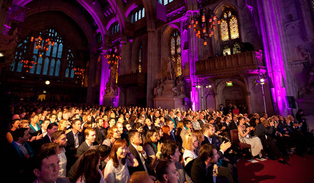 受賞式には700名を越す関係者が押し掛けた