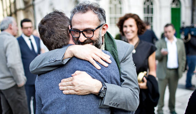 ギルドホールの前ではシェフ達が再会を喜び合っていた。イタリアのオステリア・フランチェスカ（３位）のマッシモ・ボットゥーラ氏は多くのシェフ達と交友を深めていた