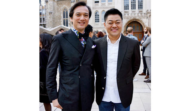 授賞式の１時間ほど前から、会場のギルドホールに各国のシェフ達が集まる。世界ベストレストラン常連の「ナリサワ」の成澤由浩シェフ（右）と筆者