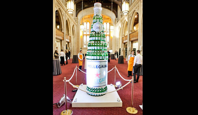 メインスポンサーのサンペレグリノ＆アクアパンナの巨大タワーがレセプション会場の真ん中にディスプレイされていた