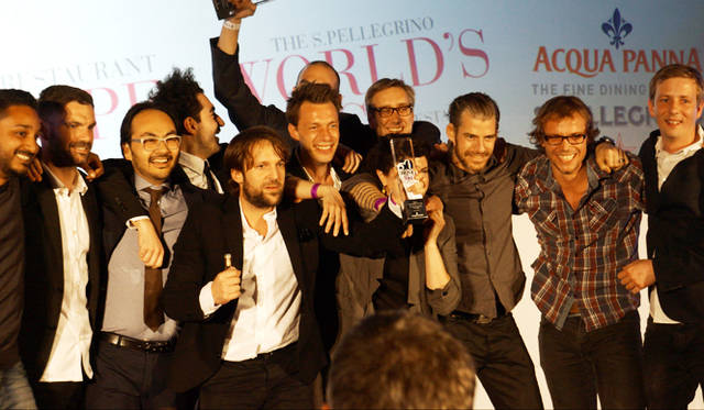 1位「ノーマ」1位を獲得して喜ぶノーマのレゼピ氏とスタッフ。