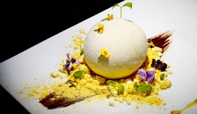 17位「ガガン」シグナチャーディッシュのひとつ。自らの料理を超モダンな要素を加えたインド料理と表現する。