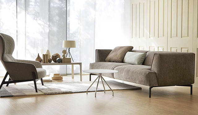 左／<strong>パーソナルソファ「GIULIO（ジュリオ）」</strong>　33万4000円～（本体価格）<br />シー・オー・ディーがデザインした存在感ある“ウィングバックスタイル”のパーソナルソファ。ウィングバックソファのクラシカルな要素はふんだんに持ちながら、佇まいはモダンな印象に仕上げられている。ソファ本体は表と裏で異なる張り地を選ぶことができ、周囲を縁取るパイピングのカラーとともにコーディネイトが楽しめる。<br />右／<strong>ソファ「MAGENTA（マジェンタ）」</strong>価格｜53万2000円～（本体価格）サイズ｜W1800/2100/2400×D930×H700/640×SH450/390