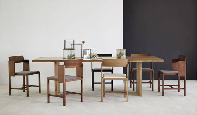 <strong>チェア「DAHLEM（ダーレム）」</strong>　左／9万5000円（マロンオーク） 奥左／9万1000円（ダークオーク） 奥右／9万5000円（マロンオーク） 右／9万5000円（テラコッタオーク） 手前右／9万1000円～（ホワイトオーク） 手前左／9万5000円～（テラコッタオーク／すべて本体価格）<br />世界のデザイン界で注目を集めるドイツ人デザイナー、コンスタンチン・グルチッチによるチェア。彼が初めて日本の家具メーカーと取り組み、初めて「木」だけで構成された家具にトライした。並べて使うと線と面だけの幾何学的な佇まいが生まれ、パターンのような美しさを楽しめるグルチッチの知性やユーモアが詰まったチェア