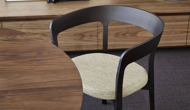 <strong>チェア「RUNE（ルネ）」</strong>　