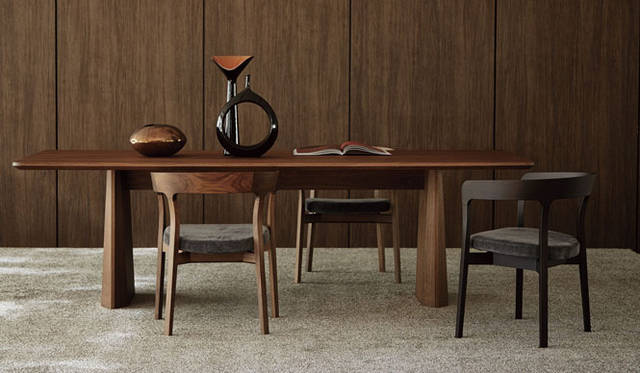 <strong>ダイニングテーブル「FIORD（フィヨルド）」、チェア「RUNE（ルネ）」</strong>　