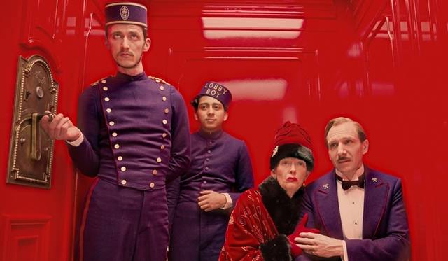 <strong>PRADA｜映画『グランド・ブダペスト・ホテル』特別ディスプレイ展開</strong>　© 2013 Twentieth Century Fox. All Rights Reserved.