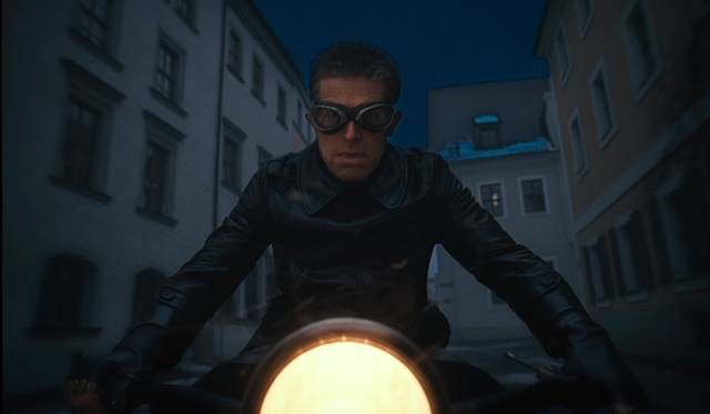 <strong>PRADA｜映画『グランド・ブダペスト・ホテル』特別ディスプレイ展開</strong>　© 2013 Twentieth Century Fox. All Rights Reserved.