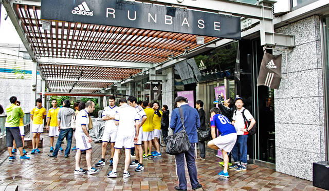 午前10時30分、集合場所の「アディダス ランベース（adidas RUNBASE）」前に、続々と選手が集まりはじめた