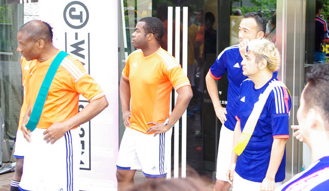 DJの松浦俊夫さん、DJ TAROさん、コートジボワール大使のジェローム・クロー・ウェヤさん、アディダス ジャパンのスタッフのほか、大使館の職員や駐在員たちがユニホームに身を包んだ