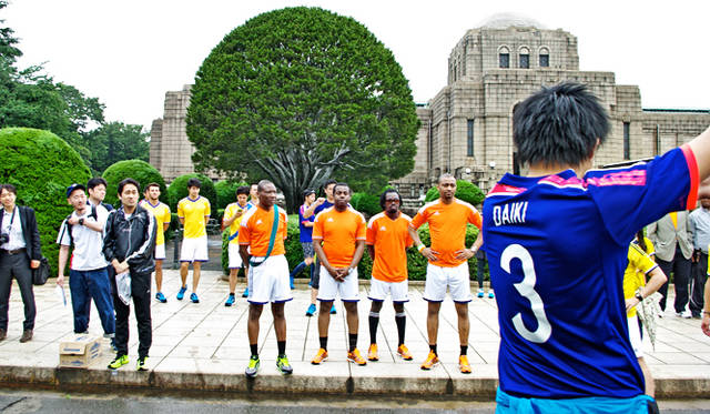 レースをはじめる前に、小雨で冷えた体をまずはストレッチでしっかり温める