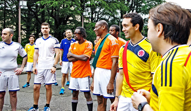 全6チーム（日本代表、コートジボワール代表、ギリシャ代表、コロンビア代表、ブラジル代表、アディダス ジャパン代表）が1人1周ずつ、第4走者までタスキを繋げる