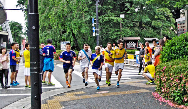 「パンッ！」という合図で、勢いよく前に飛び出した代表チームの選手たち