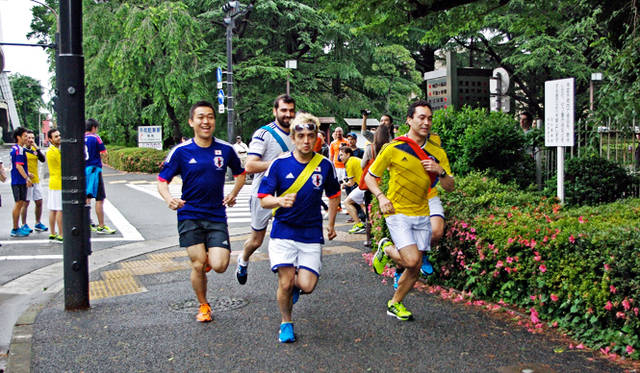 わずかながら一歩リードしたのは、日本代表とコロンビア代表。そのすぐうしろには、ほかのチームがぴったりくっついている