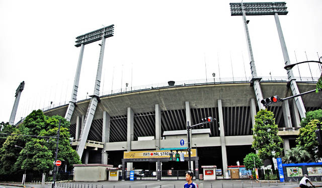 国立競技場前でバトンタッチ