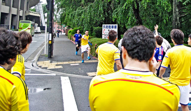 3週目を終えた時点で、1位のブラジルと2位のアディダス ジャパンが接戦に