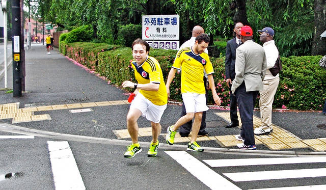 コロンビアがそのあとを追いかける