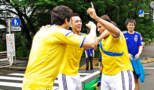 力強く抱き合い、踊り合って、全身で喜びを表現するブラジル代表チーム