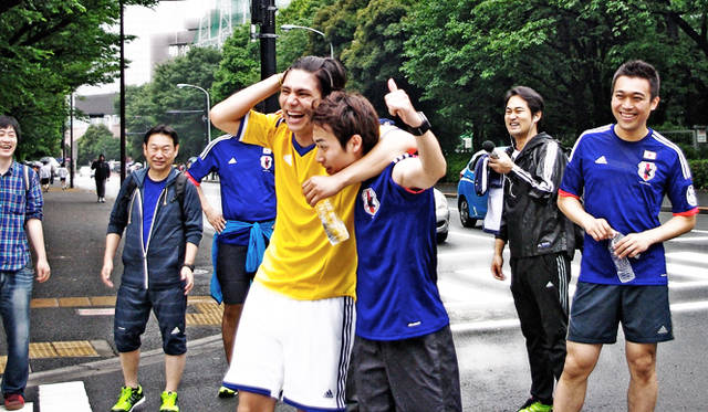 ほかのチームも順にゴールし、お互いの健闘をたたえ合っている