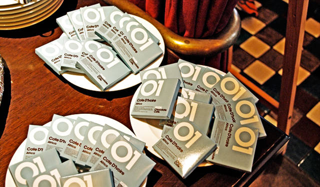 コートジボワール産のカカオでできたチョコレート。コートジボワールは、世界一のカカオの生産量を誇る