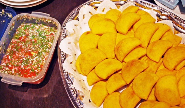 スペイン発祥の「エスパナーダ」はコロンビア代表チームが持ち寄ったもの。牛ひき肉とゆでたジャガイモを包んで焼いたパンを、ピリッと辛い「アヒ・ピカンティ」ソースにつけて食べる