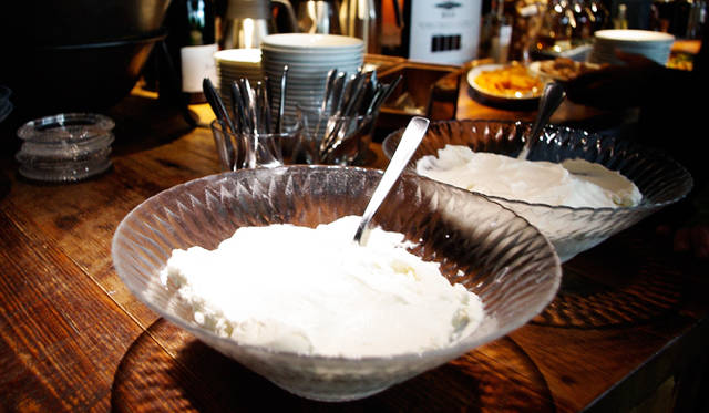 ギリシャ代表チームは、特産品のヨーグルトを