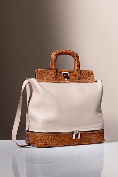 <strong>Cartier｜ふたつの新作バッグコレクション誕生</strong>　ジャンヌ トゥーサン LMトートバッグ クリーム＆ヘーゼルナッツ　163万6200円（税込）Laziz Hamani © Cartier