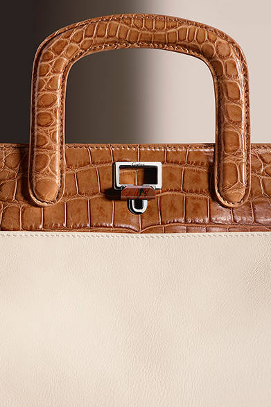 <strong>Cartier｜ふたつの新作バッグコレクション誕生</strong>　ジャンヌ トゥーサン Laziz Hamani © Cartier