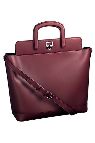 <strong>Cartier｜ふたつの新作バッグコレクション誕生</strong>　ジャンヌ トゥーサン LM トートバッグ　ボルドー　39万6360円（税込）　© Cartier