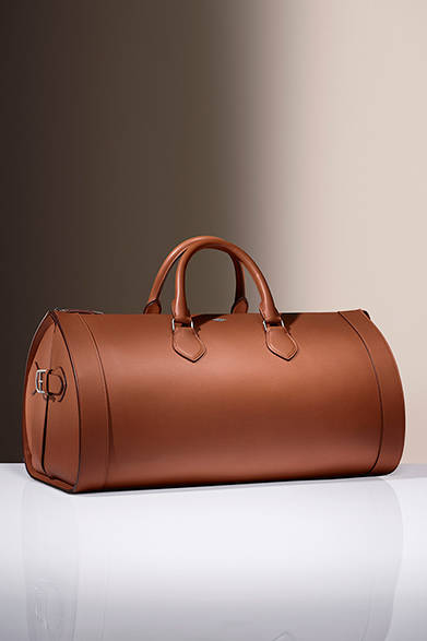 <strong>Cartier｜ふたつの新作バッグコレクション誕生</strong>　ルイ カルティエ 24アワーズ バッグ　キャメル　44万8200円　Laziz Hamani © Cartier