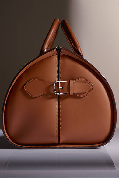 <strong>Cartier｜ふたつの新作バッグコレクション誕生</strong>　ルイ カルティエ Laziz Hamani © Cartier