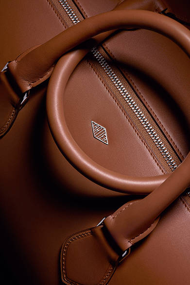 <strong>Cartier｜ふたつの新作バッグコレクション誕生</strong>　ルイ カルティエ Laziz Hamani © Cartier