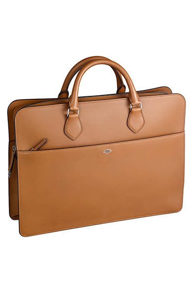 <strong>Cartier｜ふたつの新作バッグコレクション誕生</strong>　ルイ カルティエ ドキュメントホルダー　キャメル　37万9080円（税込）　© Cartier