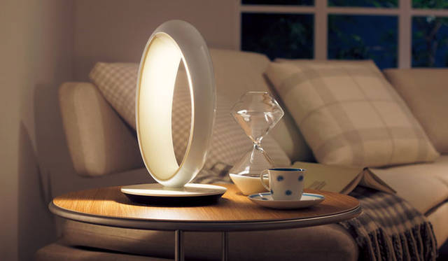 <strong>Panasonic｜パナソニック</strong>　灯具の開閉であかりを切り替えられる「LEDスタンド」