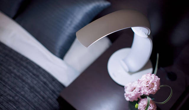 <strong>Panasonic｜パナソニック</strong>　灯具の開閉であかりを切り替えられる「LEDスタンド」