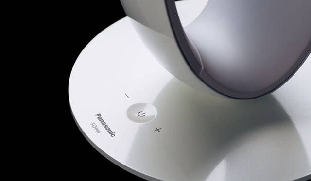 <strong>Panasonic｜パナソニック</strong>　灯具の開閉であかりを切り替えられる「LEDスタンド」