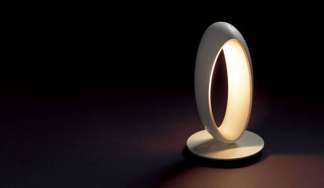 <strong>Panasonic｜パナソニック</strong>　灯具の開閉であかりを切り替えられる「LEDスタンド」