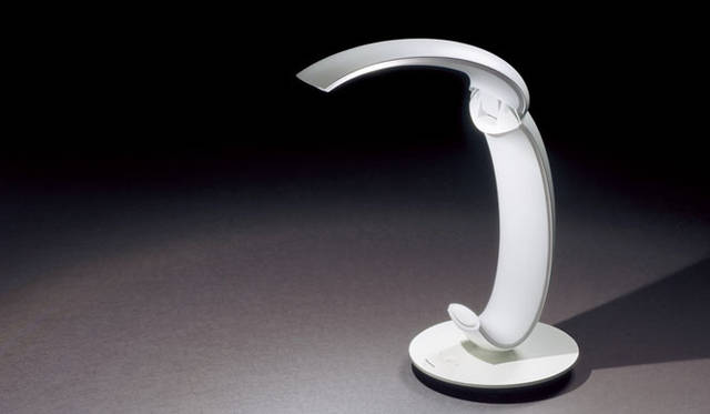 <strong>Panasonic｜パナソニック</strong>　灯具の開閉であかりを切り替えられる「LEDスタンド」