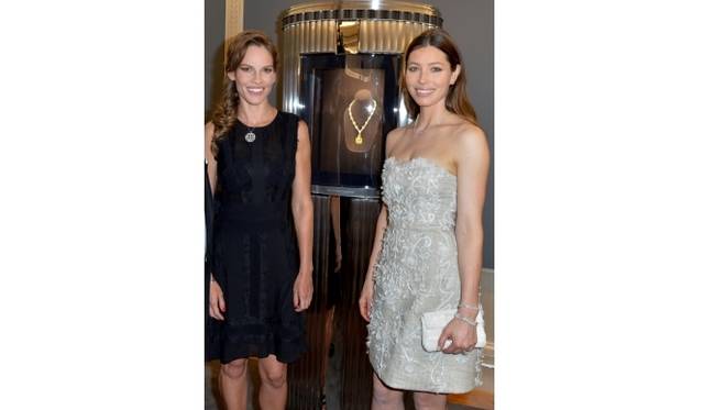 <strong>TIFFANY & Co.｜パリ シャンゼリゼ通りに新旗艦店をオープン</strong>　（左より）ヒラリー・スワン、ジェシカ・ビール