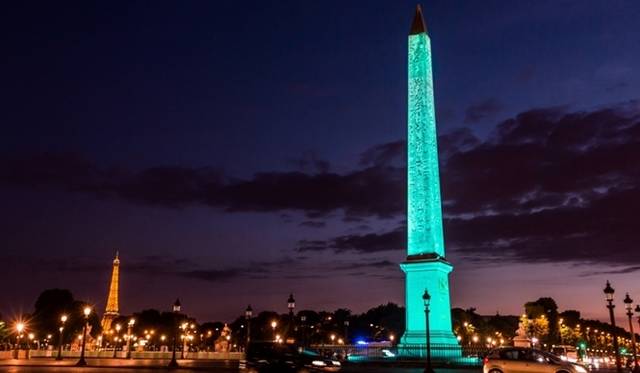 <strong>TIFFANY & Co.｜パリ シャンゼリゼ通りに新旗艦店をオープン</strong>　ティファニー ブルーにそまったコンコルド広場