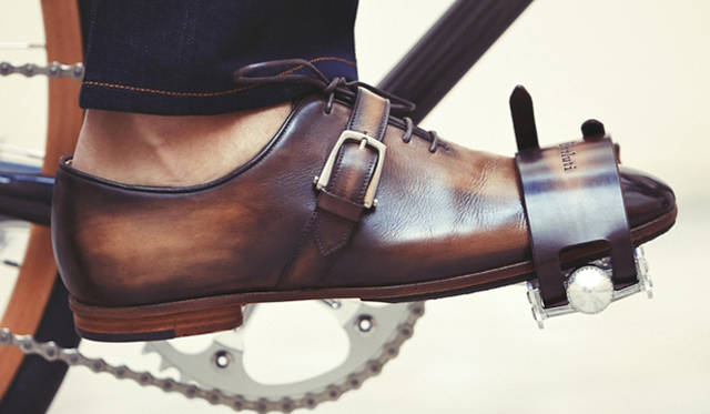 サイクリングシューズ33万3720円、トゥークリップ6万3180円