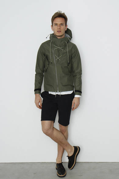 「WATERPROOF 3LAYER DECK PARKA」5万1300円、「GIZA45 OXFORD B.D SHIRTS」2万520円、「WRINKLES SHORTS」2万5380円