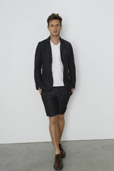 「GATHER LINNEN 2B JACKET」4万6980円、「SMOOTH SWISS COTTON V-NECK POCKET TEE」9180円、「GATHER LINEN SHORTS」2万4300円