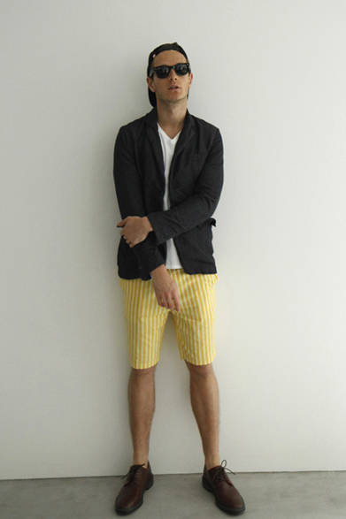 「GATHER LINNEN 2B JACKET」4万6980円、「SMOOTH SWISS COTTON V-NECK POCKET TEE」9180円、「KASURI STRIPE SHORTS」2万3220円