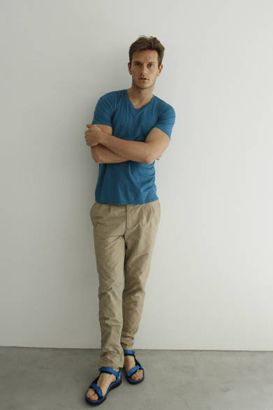 「EZIPT GIZA V-NECK TEE」8100円、「WRINKLES SLACKS」2万8620円
