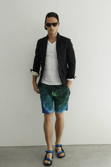 「WRINKLES 3B JACKET」5万220円、「SMOOTH SWISS COTTON V-NECK POCKET TEE」9180円、「©JAXA CLIMBING SHORTS（YAKUSHIMA）」1万7280円