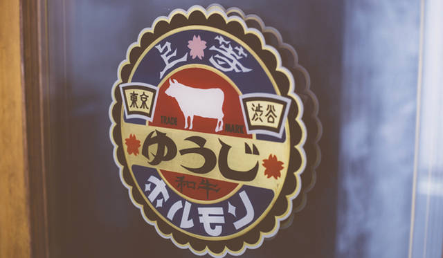 東京・渋谷に店を構える「炭火焼 ゆうじ」。看板となるマークは、ピンストライパー・sugi-sack氏によるものだ