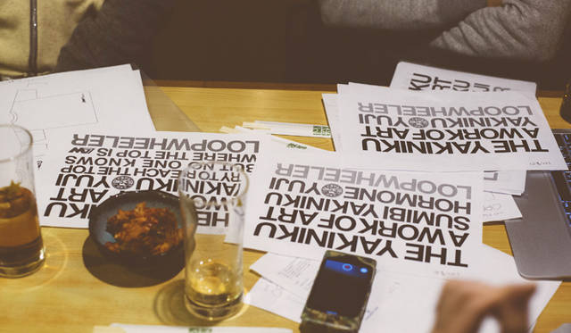 ループウィラーのデザインと、炭火焼 ゆうじのマークが融合