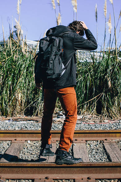 「ディスピッチ」は、デザイナーのリチャード・リウにより、2010年にアメリカ・サンフランシスコで誕生。ミリタリー ハードウエアにインスピレーションを受け、当初はカメラストラップメーカーとしてスタートした。アメリカ軍が使用する耐摩耗性に優れたミルスペックのナイロンや、パラシュートコードを使用したカメラストラップは、機能性と品質の高さにより、多くのフォトグラファーから注目を浴びる。そのミニマムなデザインも好評となり、瞬く間に人気アイテムとなった