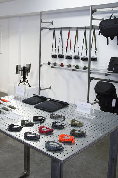 ビジネスバッグやバックパック、PCケース、iPadケースといったアイテムを展開。素材にはすべて、撥水性のある1680デニールのバリスティックナイロン、デュラフレックス製のファスナー、ミルスペックのベルトが使用されるなど、非常に耐久性の高い作りになっている